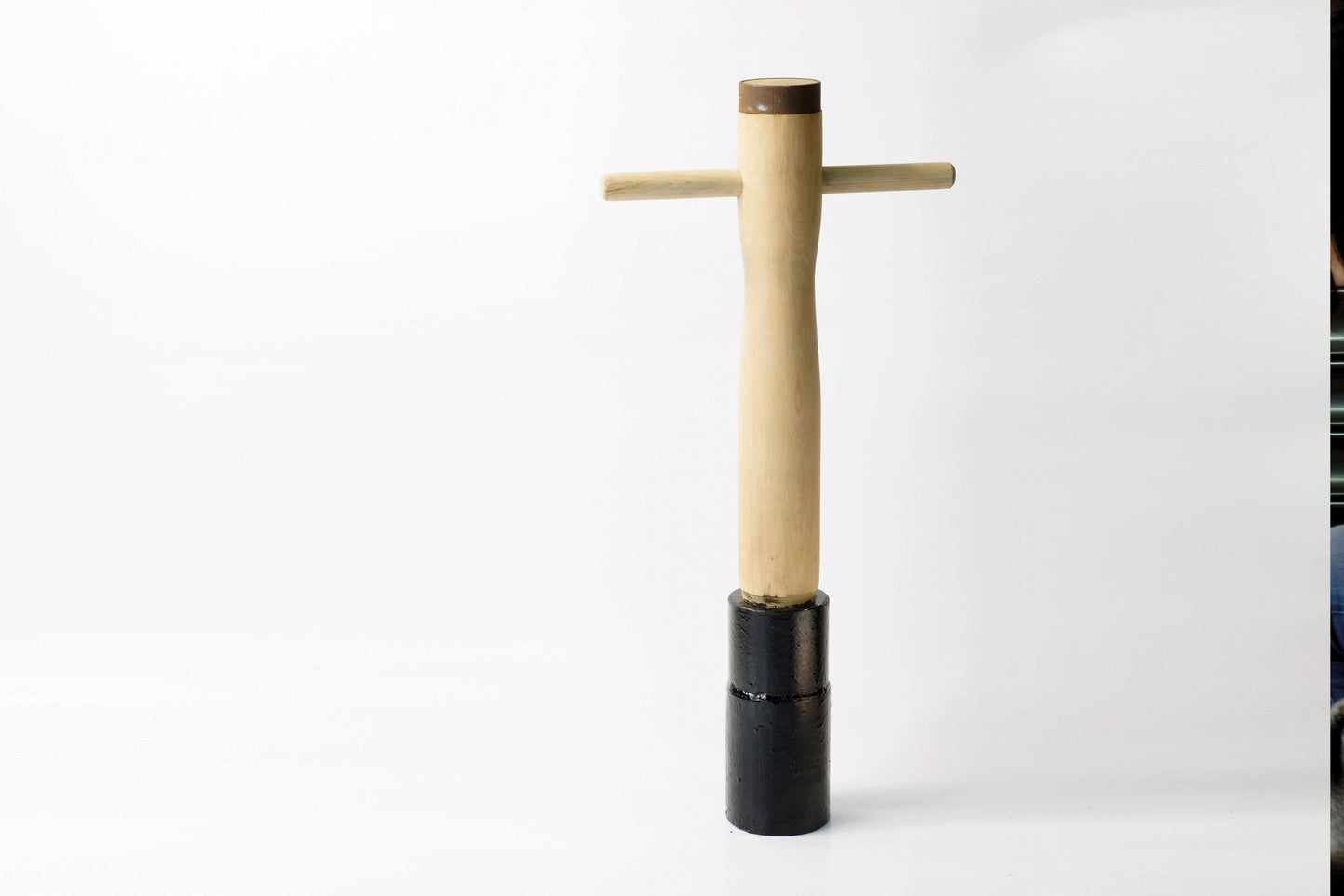 Großpflasterramme mit Holzpuppe